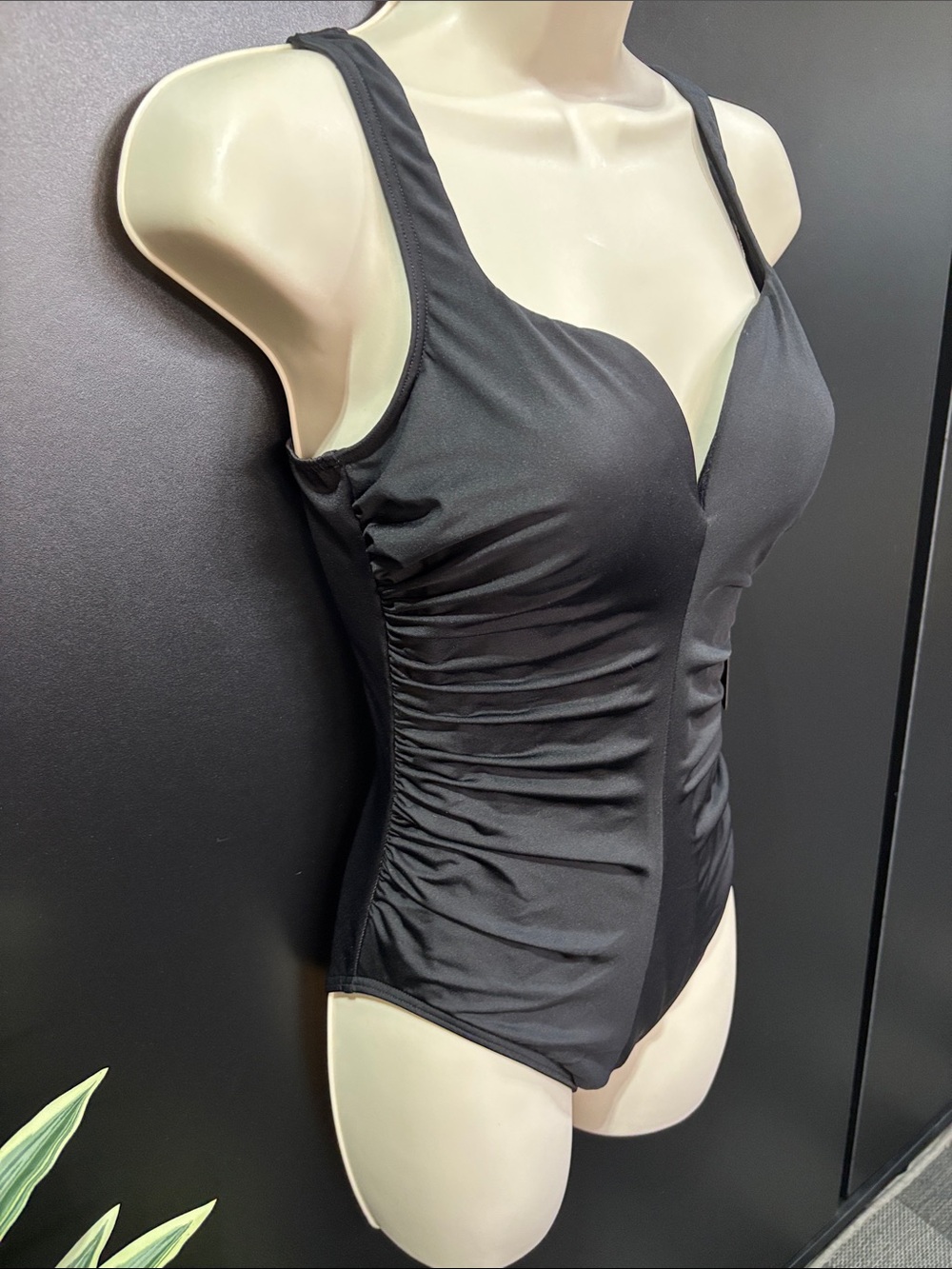 Miraclesuit V-neck,scoop back,padded,ruched bodice,slimming - Picture 2 of 10